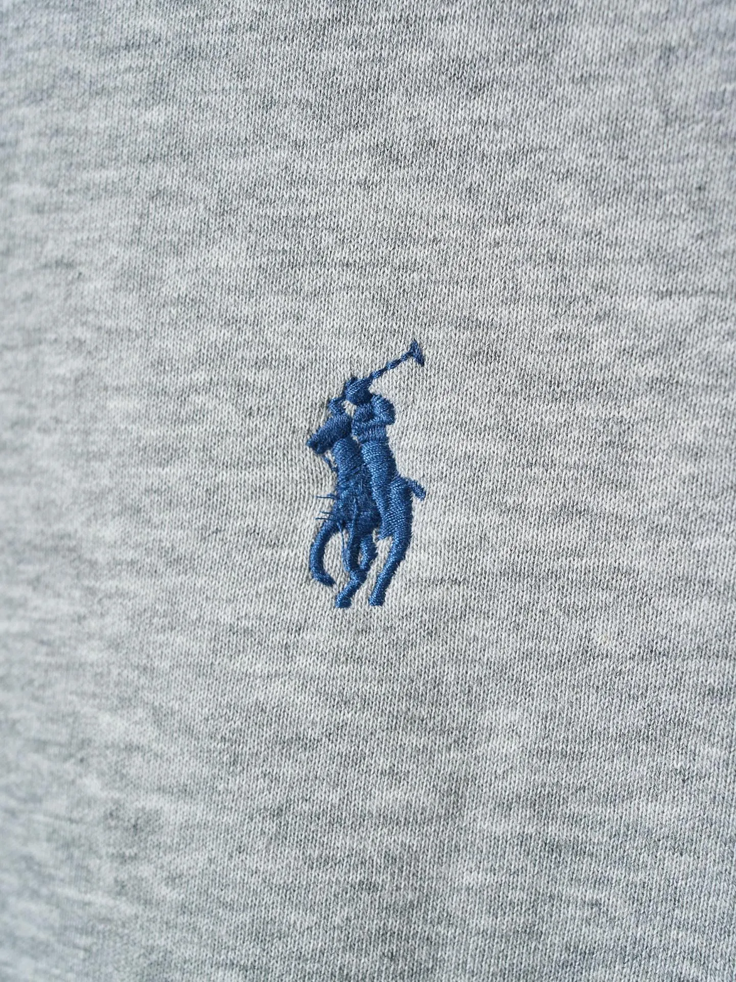 P290 Actual auction】Ralph Lauren/Ralph Lauren solid color pony logo embroidered round neck sweatshirt (grey) [Ready stock] S M L XL custom cloud-like honey cotton fleece sweatshirt material has a delicate feel and is comfortable and skin-friendly. It is based on matte gray and comes with a soft light filter. The exquisite indigo pony logo is embellished. It is highly recognizable. It has an atmosphere of freedom and vitality. A symphony of pure and smart colors. Use extreme simplicity to outline high-end silhouettes, become the smart focus of vision, and show taste in silence. Use imported machine embroidery technology. Use advanced computer control systems and precision mechanical components to achieve the iconic pony embroidery operation. High precision. The lines are smooth and delicate. Adopt Hasuo technology and use specific machines to sew. Hasuo has high fastness and adds visual effects. It is time-consuming and labor-intensive. The fabrics have been washed and have a better texture. They are not easy to deform and are not easy to shrink. Not easy to fade, maintain long-term beauty, and fit well.